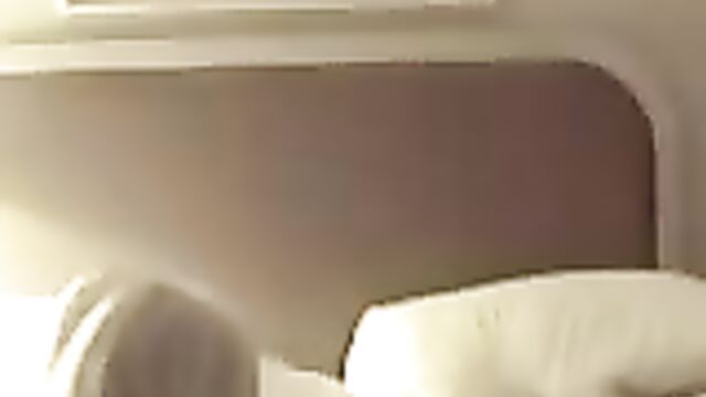 На камеру отеля попал секс молодых лесбиянок