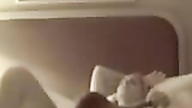 На камеру отеля попал секс молодых лесбиянок