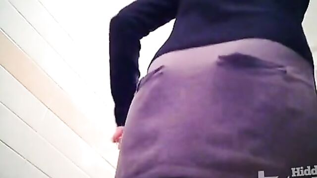 Скрытая камера в туалете засняла ссущих телок