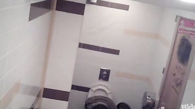 Скрытая камера в туалете засняла ссущих телок