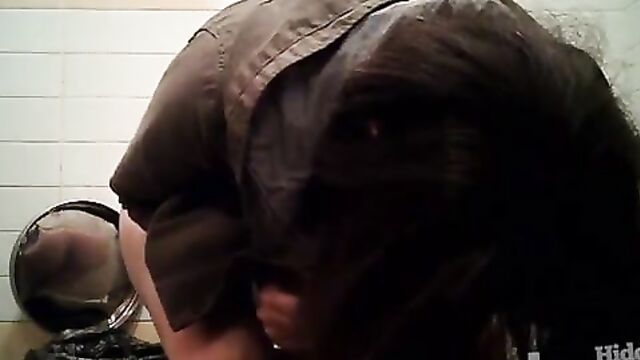 Скрытая камера в туалете засняла ссущих телок