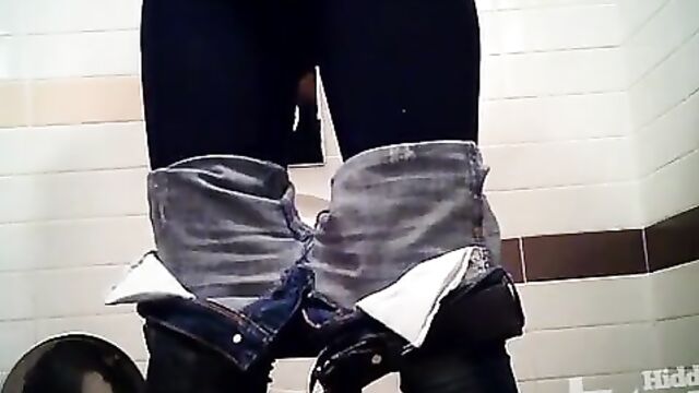 Скрытая камера в туалете засняла ссущих телок