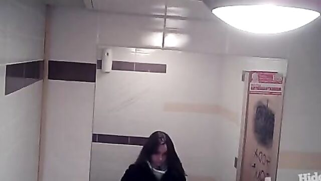 Скрытая камера в туалете засняла ссущих телок