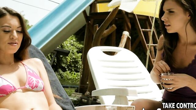 Привела подругу к мужу, чтобы устроить секс втроем