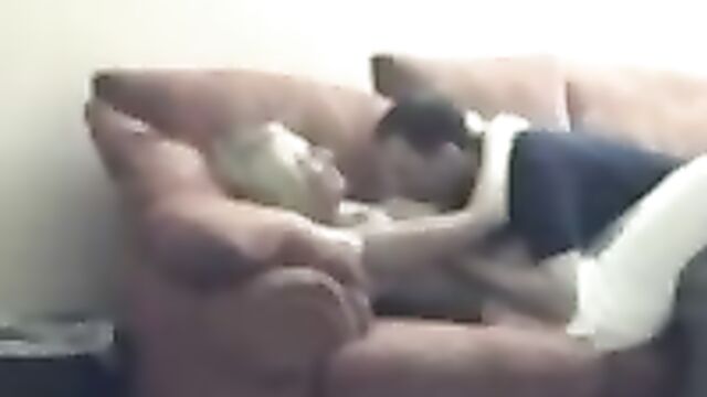 Блондинка лижет парню жопу в домашнем порно