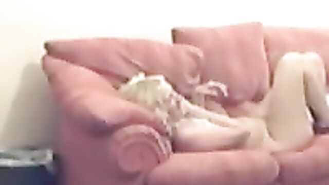 Блондинка лижет парню жопу в домашнем порно