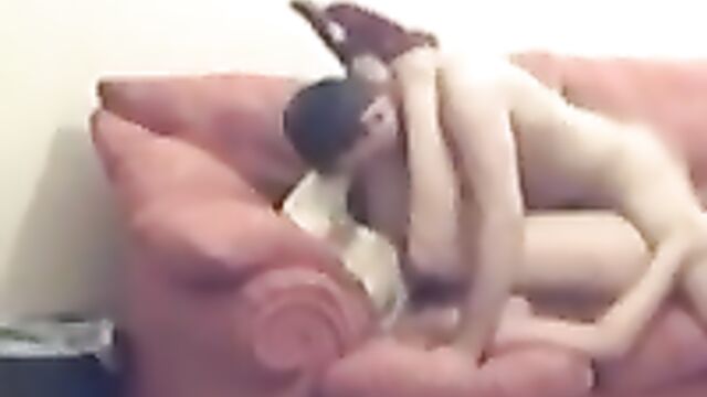 Блондинка лижет парню жопу в домашнем порно