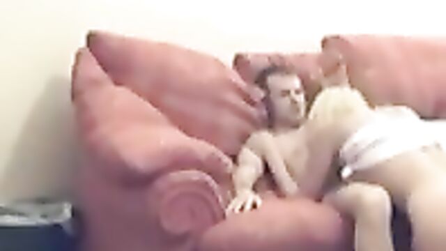 Блондинка лижет парню жопу в домашнем порно