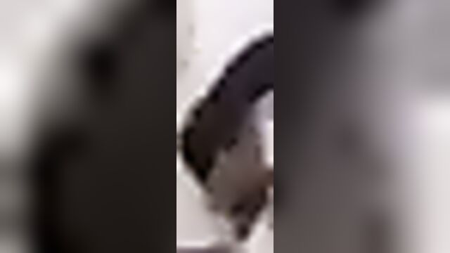 Снимает на телефон ебущуюся на улице парочку