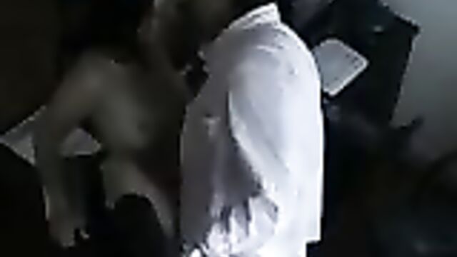 Секс с секретаршей в офисе попал на скрытую камеру