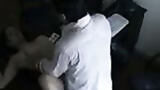 Секс с секретаршей в офисе попал на скрытую камеру