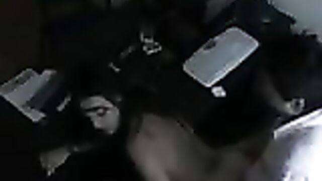 Секс с секретаршей в офисе попал на скрытую камеру