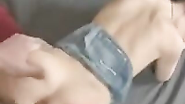 Сует привлекательной сестре член в жопу