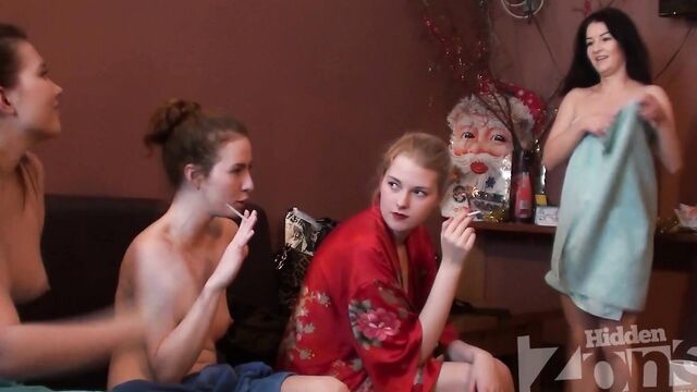 Посиделки голых телок в сауне попали на скрытую камеру