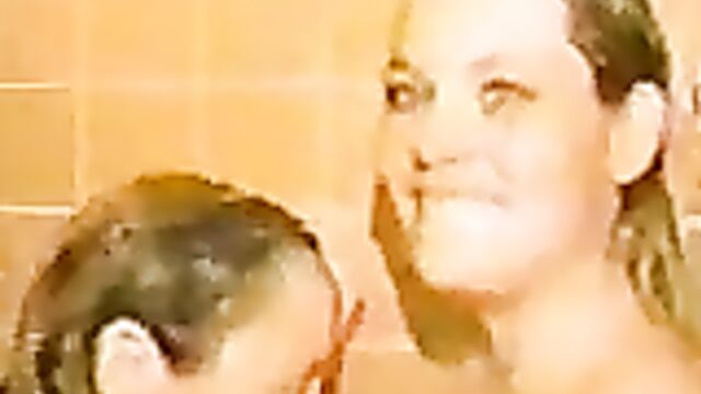 Устроил секс втроем с сестрами лесбиянками