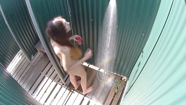 Телка попала на скрытую камеру в душевой кабинке на пляже