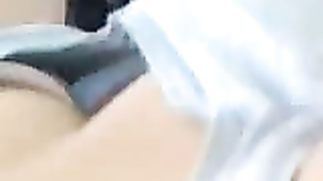 Тайком снимает на камеру сиськи пассажирки в автобусе