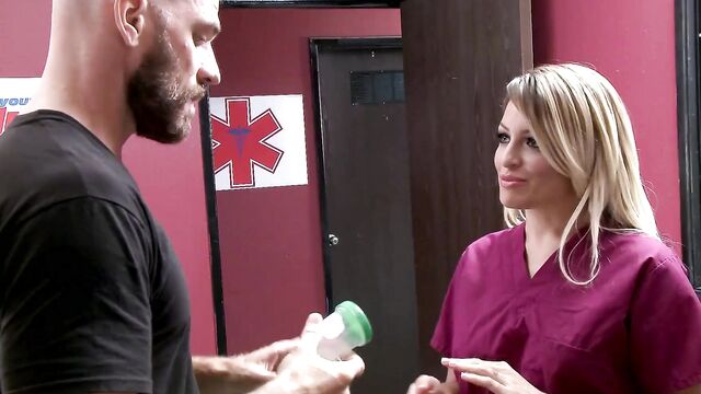 Медсестры помогают пациенту собрать сперму на анализ