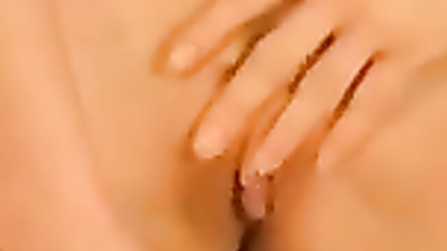 Похотливая мамаша отлизала пизду своей дочери