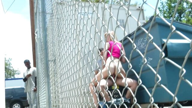 Развратная парочка трахается возле мусорного бака