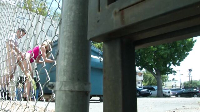 Развратная парочка трахается возле мусорного бака