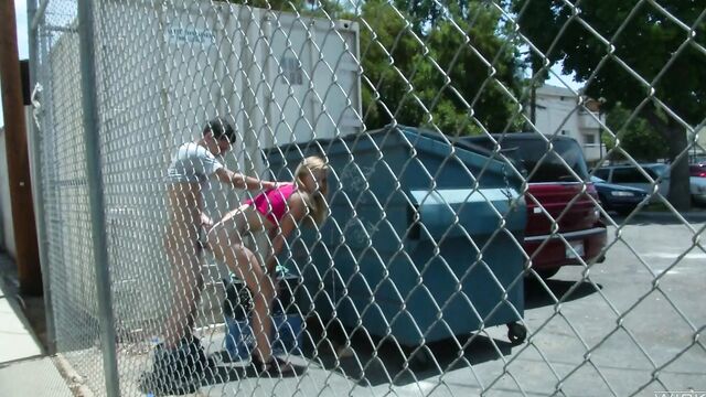 Развратная парочка трахается возле мусорного бака