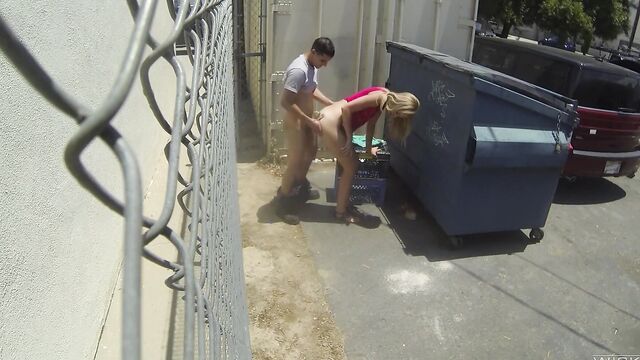 Развратная парочка трахается возле мусорного бака
