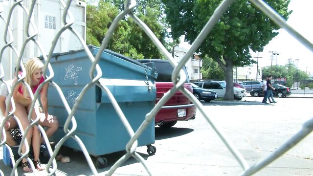 Развратная парочка трахается возле мусорного бака