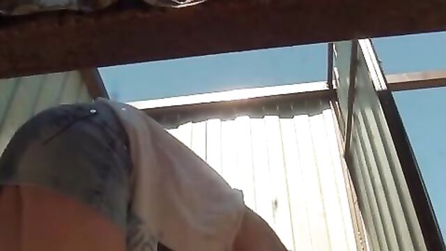 Скрытая камера в кабинке для переодевания на пляже