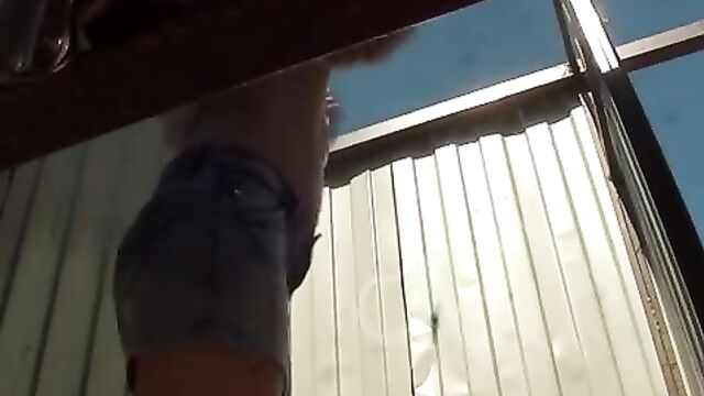 Скрытая камера в кабинке для переодевания на пляже