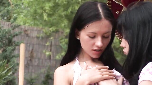 Скрытая камера засняла секс лесбиянок во дворе отеля