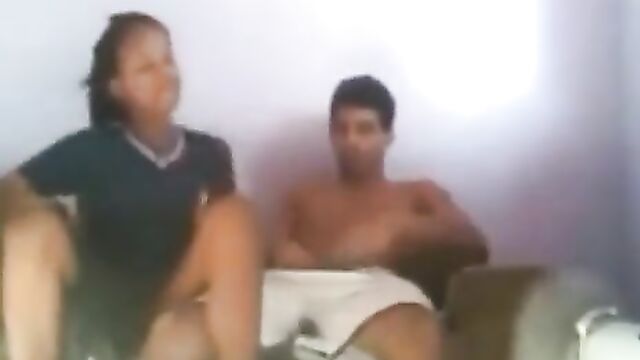 Молодая негритянка оседлала хуй друга своего брата