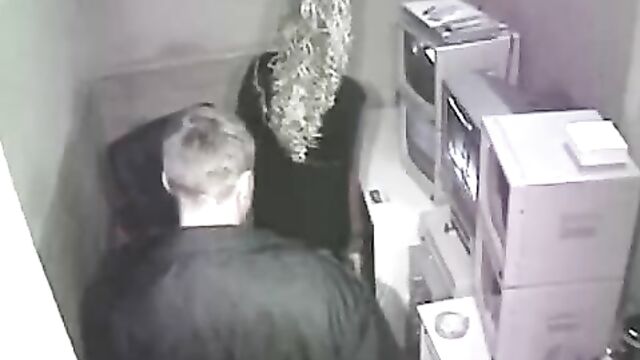 Охранник ебет в каптерке кудрявую блондинку