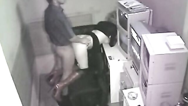 Охранник ебет в каптерке кудрявую блондинку