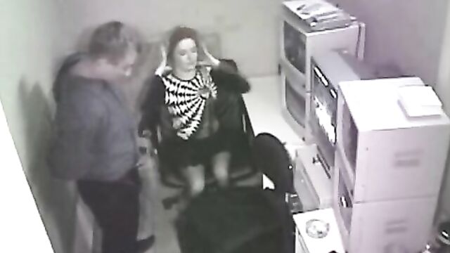 Охранник ебет в каптерке кудрявую блондинку