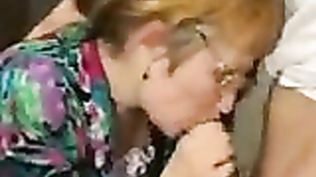 Друзья сына отъебали пожилую мамашку толпой