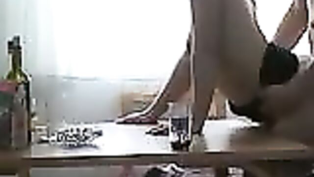 Трахает пьяную сестру на кухонном столе