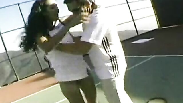 Пикапер ебет в очко двух брюнеток на теннисном корте