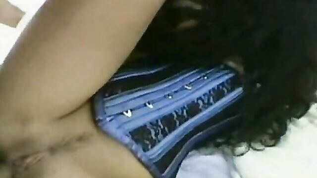 Пикапер ебет в очко двух брюнеток на теннисном корте