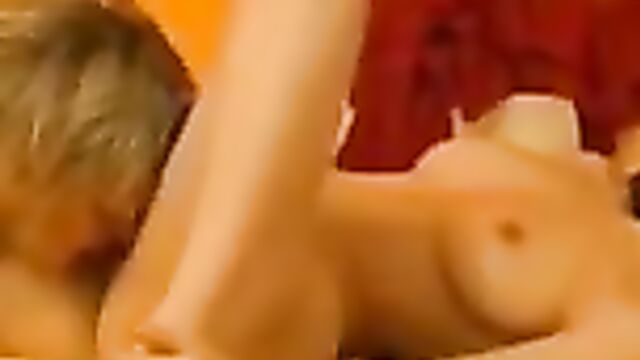 Русская шлюха соблазнила мачеху на лесбийский секс