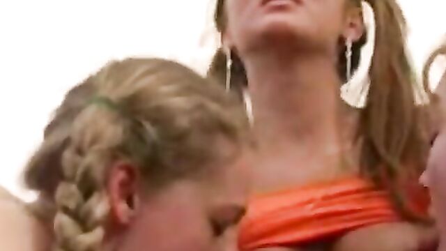 Русский пацан кидает палку трем молодым сестрам