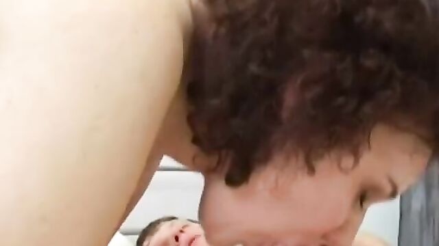 Зрелка в чулках садится на хуй пасынку онанисту