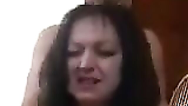 Ебет в жопу зрелую тетушку в деревне