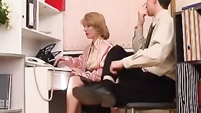 Молодой пацан трахает зрелую секретаршу на рабочем месте