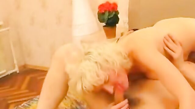 Вставил хуй в пизду тощей зрелой мамаши