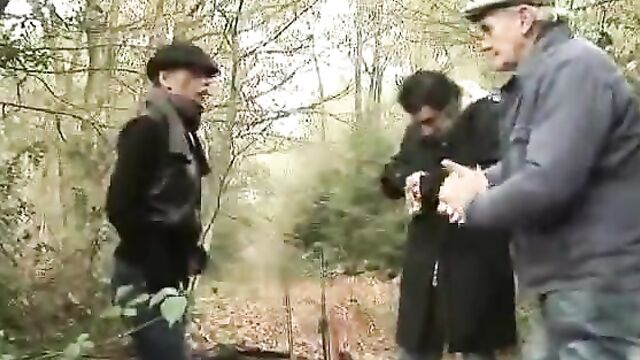 Отец и сын дают пососать хуй молодой проститутке в лесу