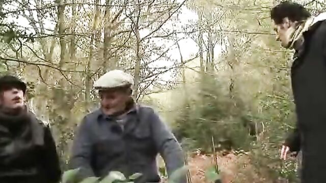 Отец и сын дают пососать хуй молодой проститутке в лесу