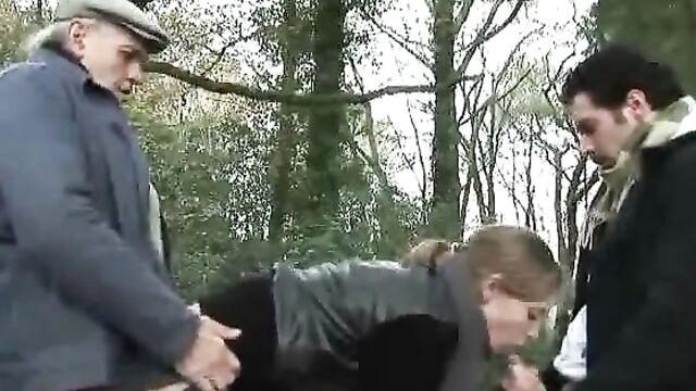 Отец и сын дают пососать хуй молодой проститутке в лесу