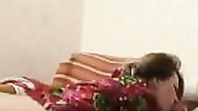 Пацан со своими дружками пускает по кругу зрелую тетку