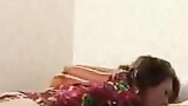 Пацан со своими дружками пускает по кругу зрелую тетку